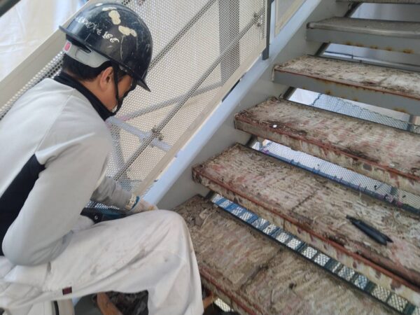 大阪府内某所にて鉄骨階段床の一部撤去工事